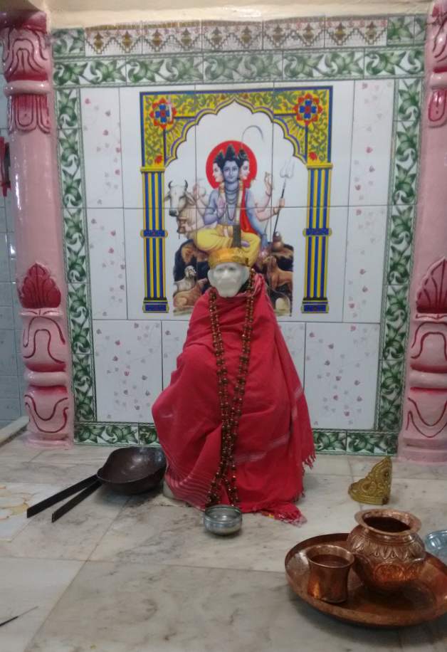 Saibaba photo during Shej Aarti