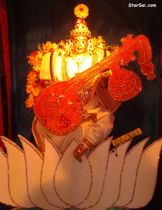 saraswathi statue